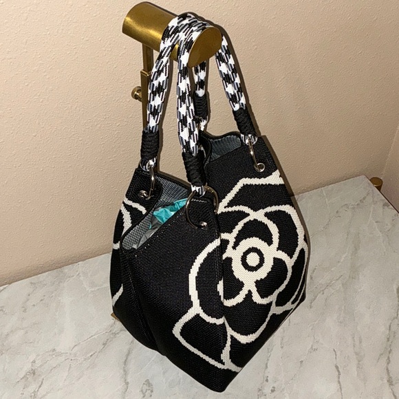 Elegant Black and White Floral Handbag - Picture 2 of 3